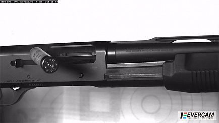 Выстрел из ружья Benelli M3 Combo в замедленной съемке